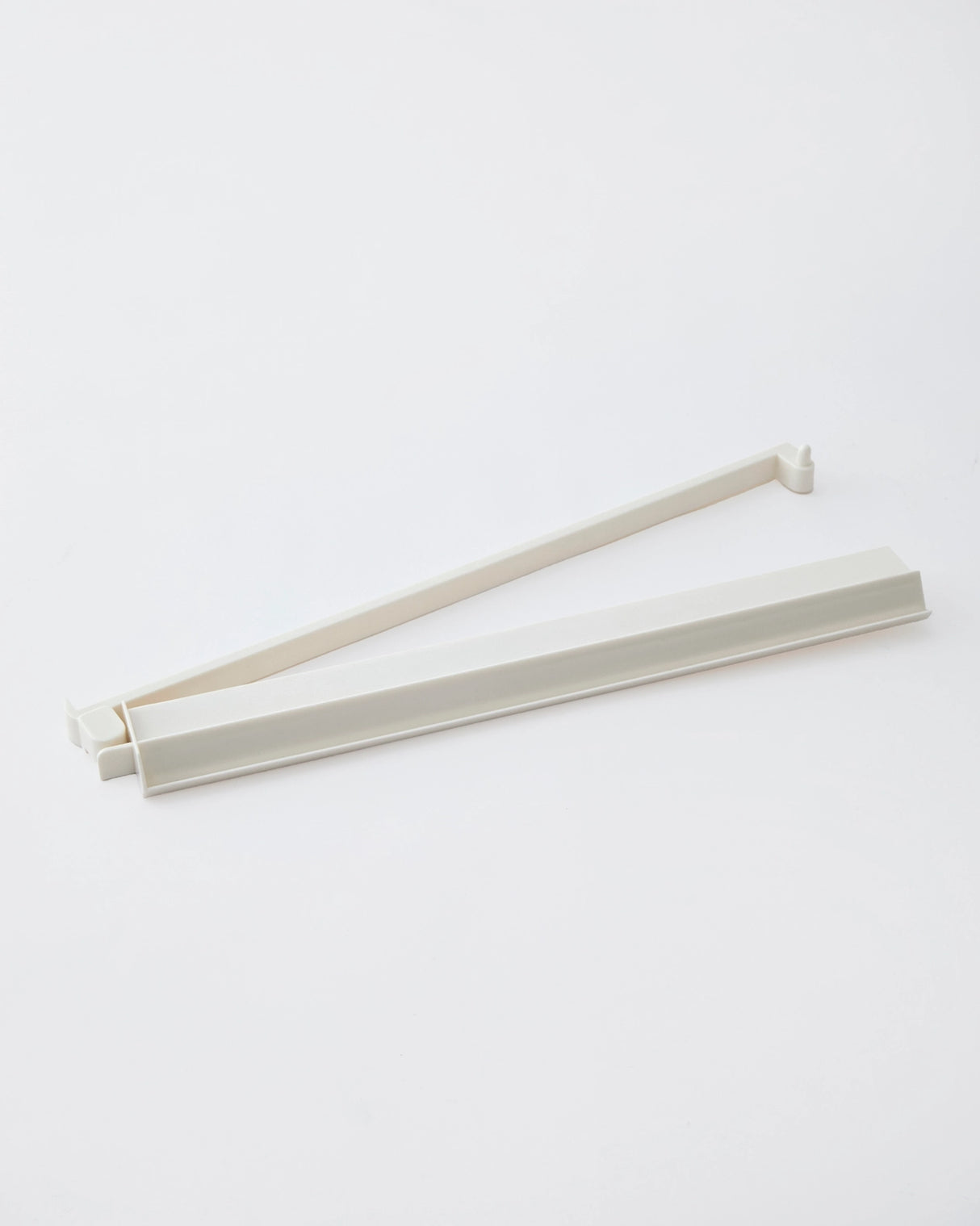 Oh My Mahjong White Acrylic Mahjong Rack and Pusher