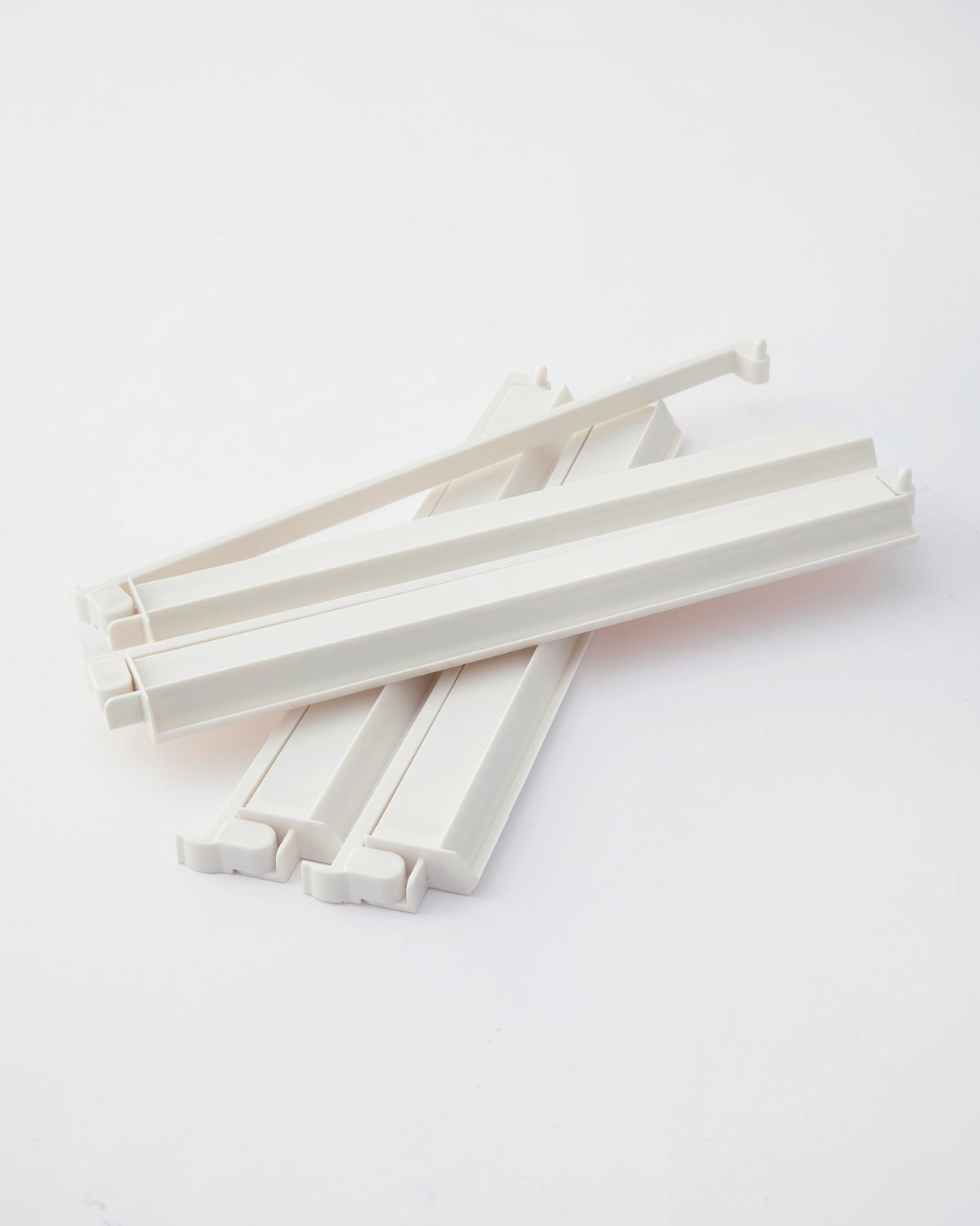 Oh My Mahjong White Acrylic Mahjong Rack and Pusher