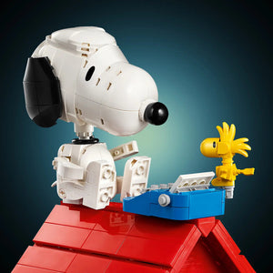 LEGO® Ideas Peanuts: Snoopy’s Doghouse