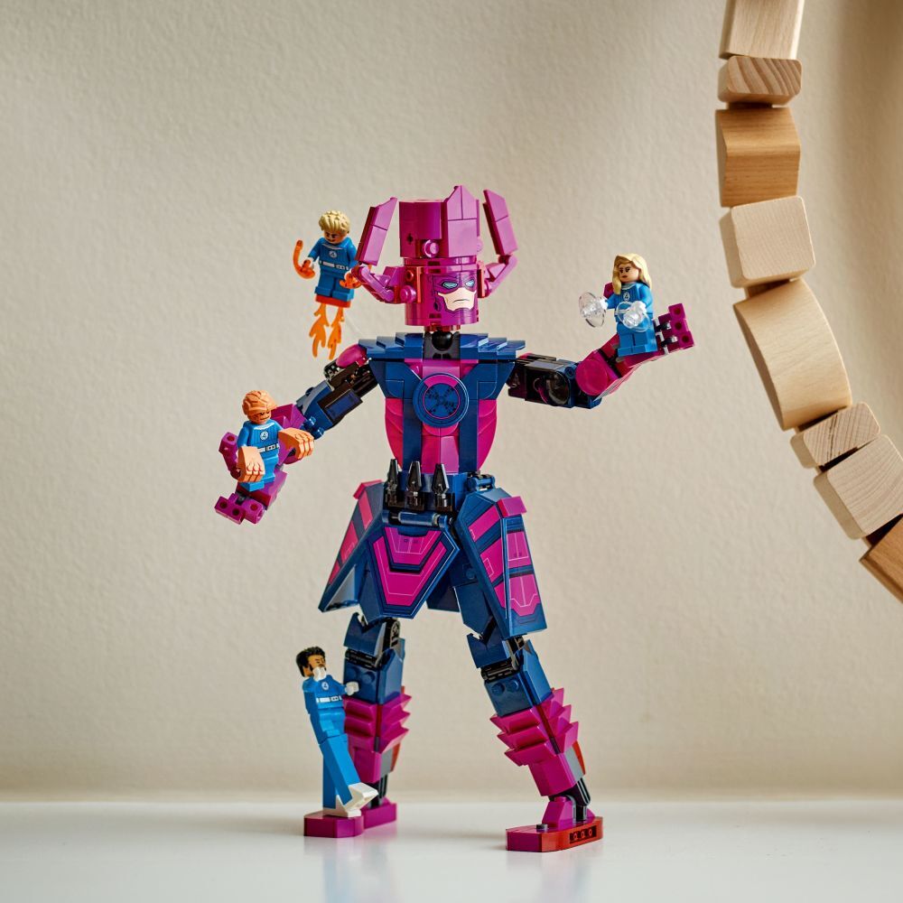 LEGO Super Heroes Marvel: Fantastic Four vs. Galactus Construction