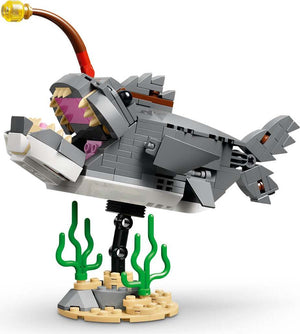 CREATOR 3 in 1 Fierce Shark with a Treasure Chest