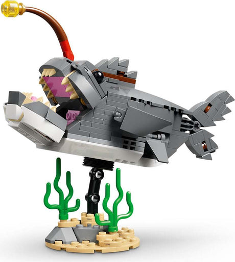 CREATOR 3 in 1 Fierce Shark with a Treasure Chest