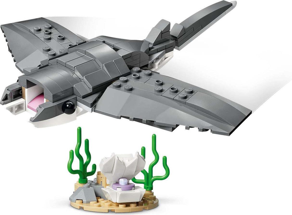 CREATOR 3 in 1 Fierce Shark with a Treasure Chest