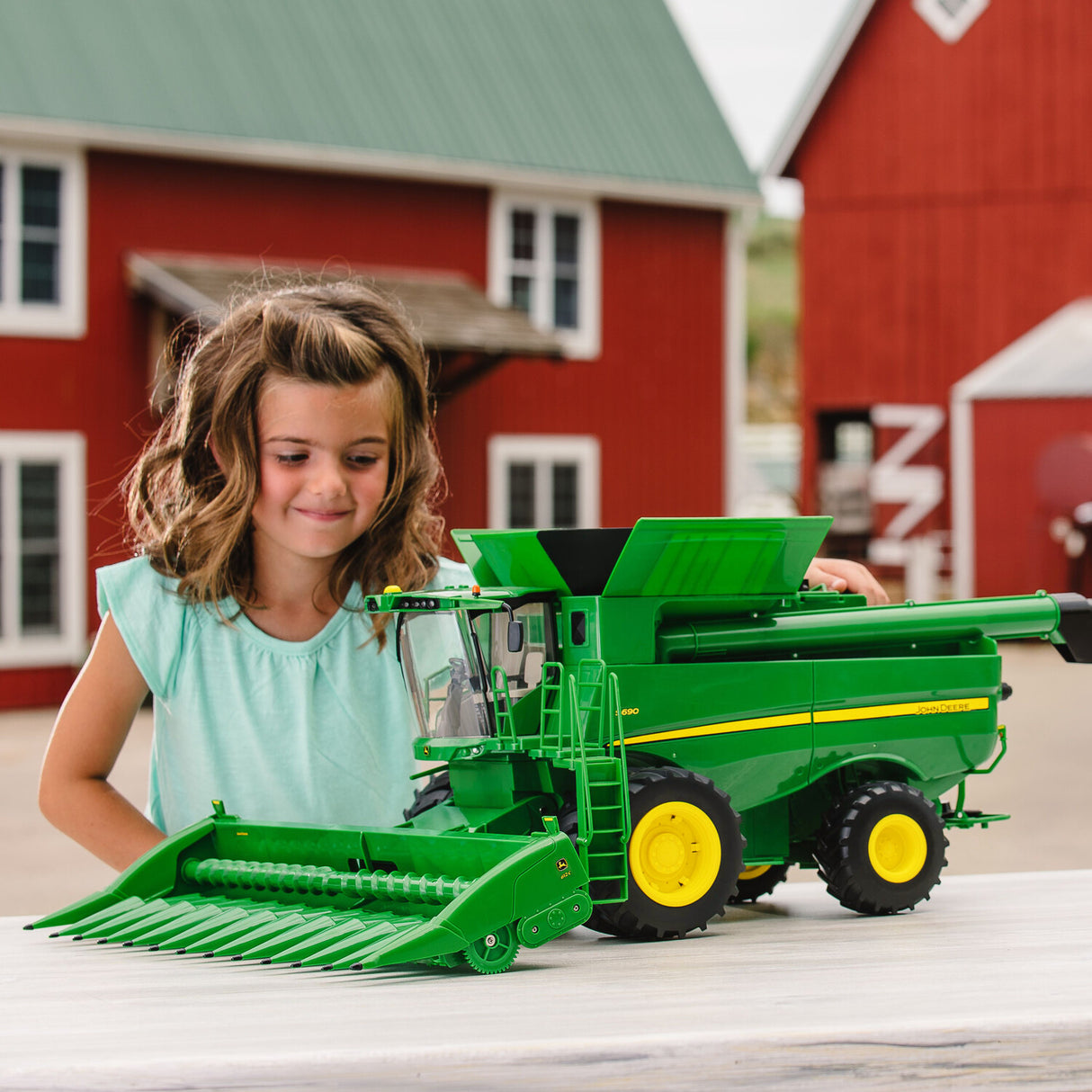 Big Farm Lights and Sounds John Deere 1:16 Scale S690 Combine with Corn and Draper Head