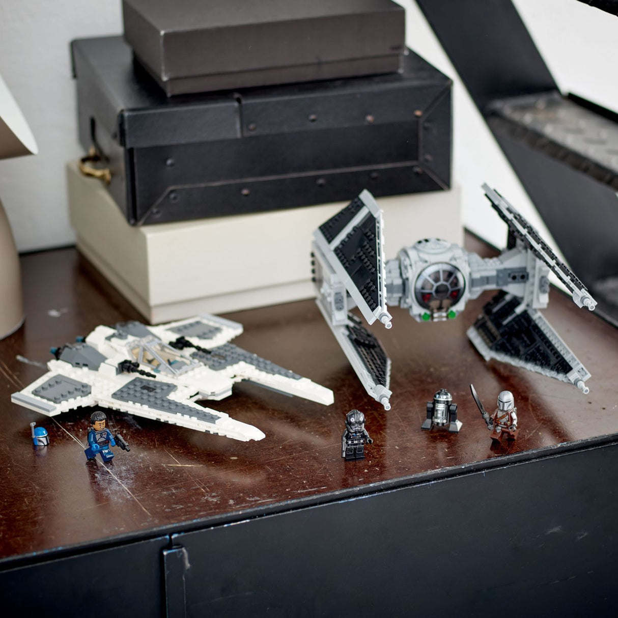 LEGO® Star Wars™: Mandalorian Fang Fighter vs. TIE Interceptor™
